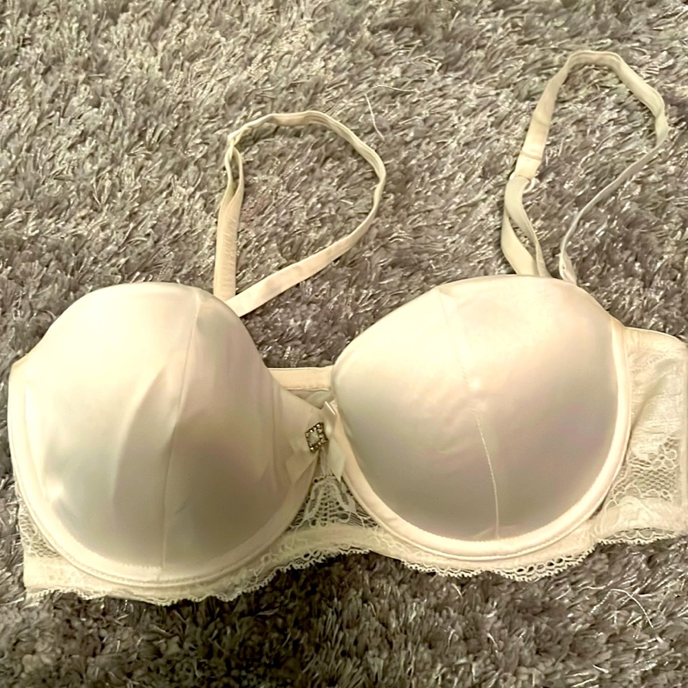 White Bras! As casual as for selecting day! Whjte sexy style